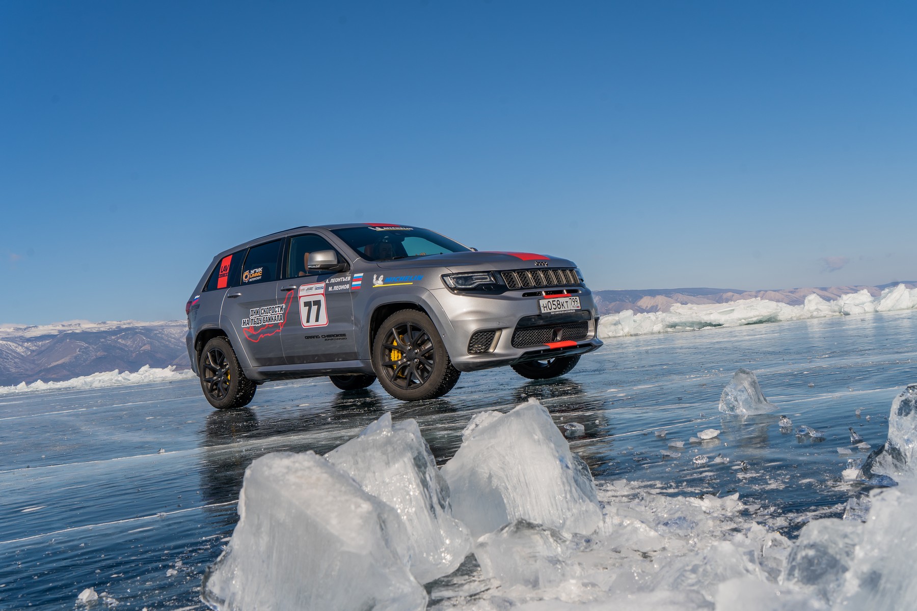 Rekordowy Jeep Grand Cherokee na jeziorze Bajkał